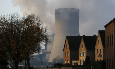 Des maisons devant la centrale électrique au charbon de la compagnie allemande RWE Power