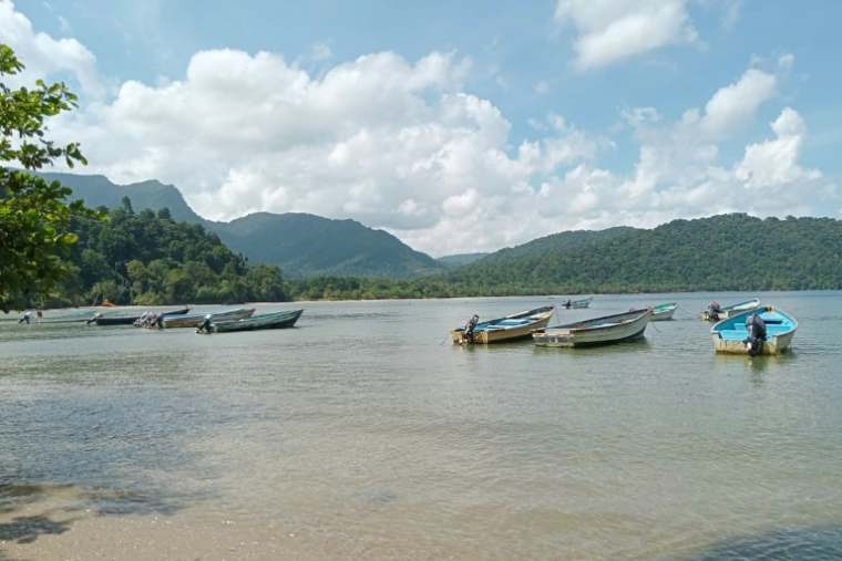 Des bateaux dans la baie de La Cueva, au nord de Trinité-et-Tobago, le 16 octobre 2025 ( AFP / STRINGER )