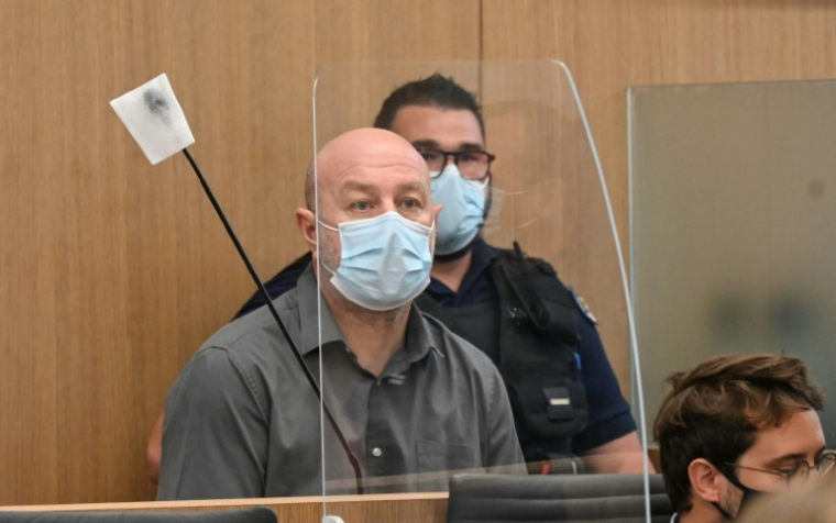 Willy Bardon dans le box des accusés avant l'ouverture de son procès en appel devant la cour d'assises de Douai, le 14 juin 2021 dans le Nord, après avoir été condamné en décembre 2019 à trente ans de réclusion criminelle pour l'enlèvement, le viol et la mort d'Élodie Kulik en 2002 ( AFP / DENIS CHARLET )