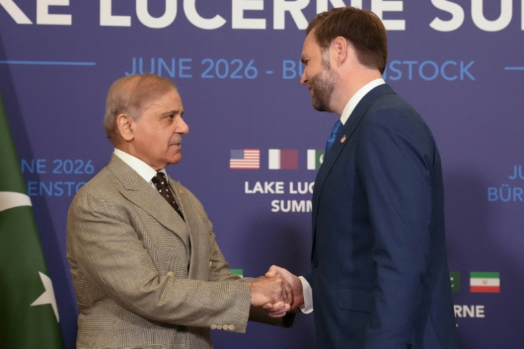 Le vice-président américain JD Vance (d) et le Premier ministre pakistanais Shehbaz Sharif au complexe hôtelier de luxe Burgenstock, le 21 juin 2026 en Suisse, avant des pourparlers pour trouver une paix durable au Moyen-Orient ( POOL / Nathan Howard )