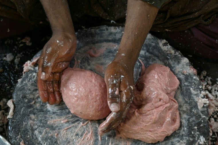 Un cuisinier prépare des boulettes d'agneau, un festin traditionnel appelé "wazwan" pour la célébration d'un mariage à Srinagar, principale ville du Cachemire administré par l’Inde, le 4 juin 2026 ( AFP / Tauseef MUSTAFA )