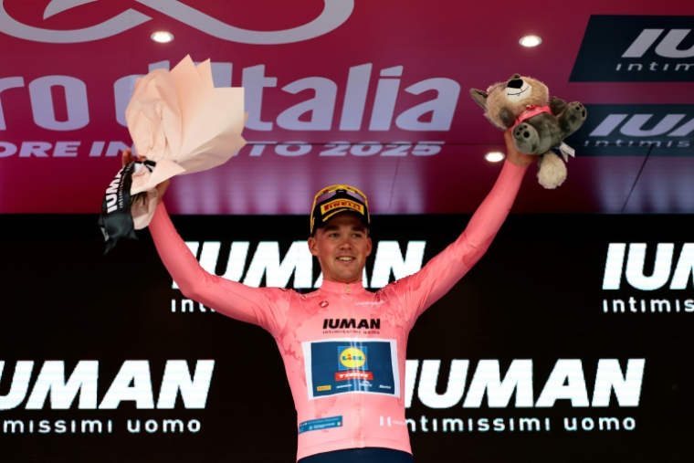 Le Danois Mads Pedersen, vainqueur de la première étapee du Giro et maillot rose, le 9 mai 2025, à Tirana en Albanie ( AFP / Luca Bettini )