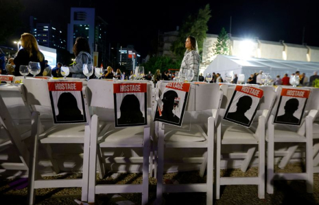 Des pancartes sont collées sur des chaises vides alors que les gens attendent des nouvelles des otages qui devraient être libérés par le Hamas