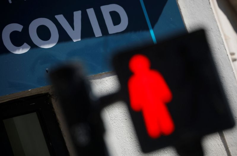 Photo du feu de circulation devant un centre de dépistage de la COVID-19 à Nantes