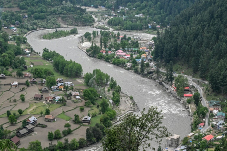 La rivière Neelum coule le long de la Ligne de contrôle (LoC) entre l'Inde (gauche) et le Pakistan ( AFP / Farooq NAEEM )