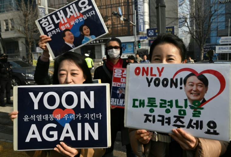 Des partisans de l'ex-président sud-coréen Yoon Suk Yeol manifestent devant le tribunal du district central de Séoul, le 16 janvier 2026 ( AFP / Jung Yeon-je )