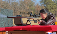 Photo prise le 27 février 2026 et publiée par l'agence étatique de Corée du Nord KCNA le 28 février de Kim Ju Ae, la fille du dirigeant nord-coréen Kim Jong Un, en train de tirer avec un fusil de précision, dans un lieu non divulgué en Corée du Nord ( KCNA VIA KNS / STR )