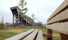 Un tobbogan géant sur le site Michelin de Cataroux à Clermont-Ferrand, le 24 octobre 2007 ( AFP / THIERRY ZOCCOLAN )
