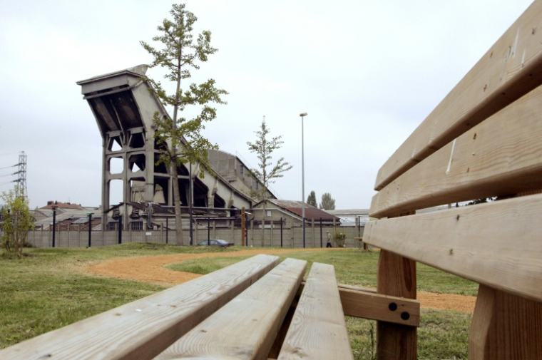 Un tobbogan géant sur le site Michelin de Cataroux à Clermont-Ferrand, le 24 octobre 2007 ( AFP / THIERRY ZOCCOLAN )