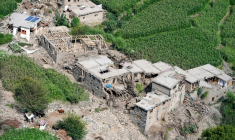 Vue aérienne de maisons endommagées à la suite de séismes dans le village de Mazar Dara, situé dans le district de Nurgal (province de Kounar), dans l'est de l'Afghanistan, le 1er septembre 2025 ( AFP / Wakil Kohsar )