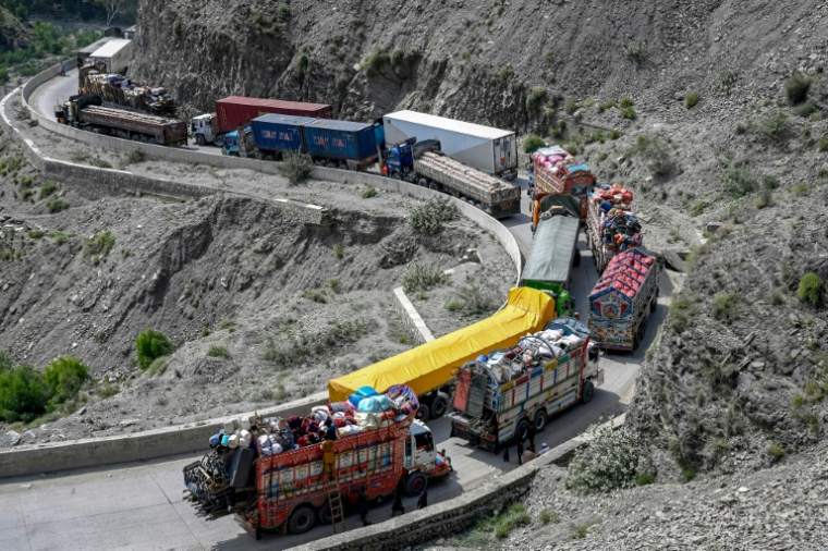 Des réfugiés afghans expulsés arrivent en camions avec leurs biens à la frontière entre le Pakistan et l'Afghanistan, à Torkham, le 16 septembre 2025 ( AFP / Abdul MAJEED )