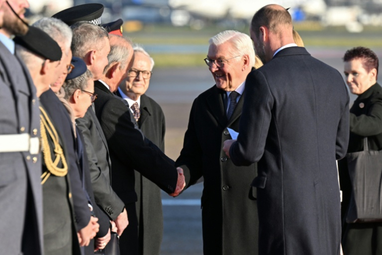 Le président allemand Frank-Walter Steinmeier est accueilli à l'aéroport de Heathrow, à l'ouest de Londres, par le prince William et son épouse Kate, le 3 décembre 2025  ( POOL / Jeff Spicer )