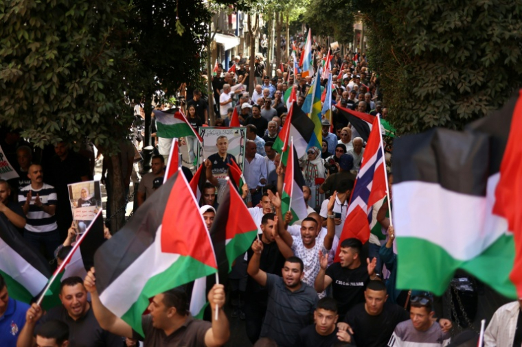 Des Palestiniens rassemblés à Ramallah, en Cisjordanie occupée par Israël, le 23 septembre 2025, pour exprimer leur soutien au président Mahmoud Abbas et pour exprimer leur soutien aux pays reconnaissant officiellement l'État de Palestine ( AFP / Zain JAAFAR )