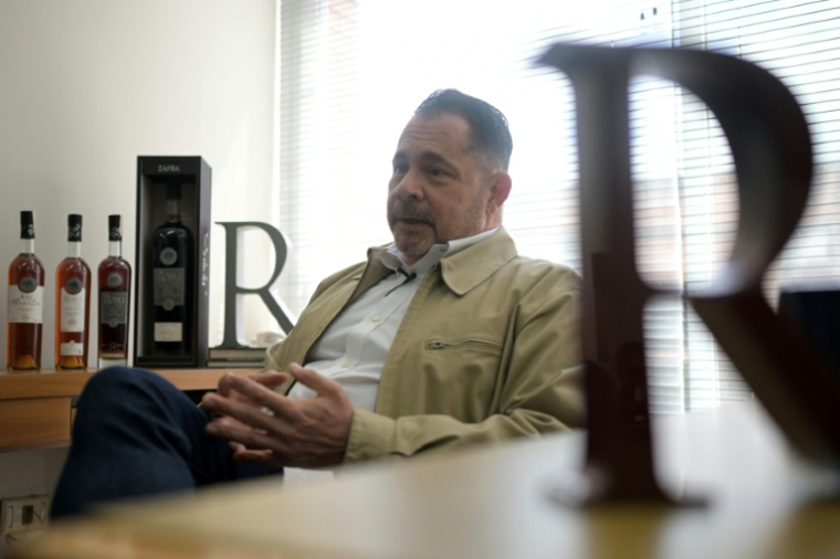 Francois Boccalandro, fondateur et PDG du rhum Roble du Venezuela, lors d’une interview à Caracas, le 21 novembre 2025 ( AFP / Juan BARRETO )