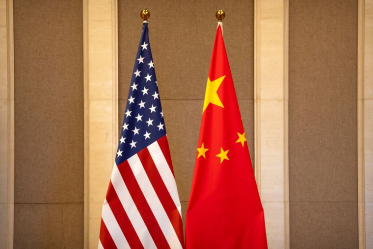Des drapeaux américains et chinois sont installés avant une réunion entre la secrétaire au Trésor américain Janet Yellen et le vice-premier ministre chinois He Lifengà Pékin