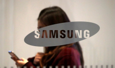 Photo d'archives d'une femme passant devant le logo de Samsung Electronics à Séoul, en Corée du Sud