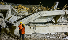 Les secours inspectent le site de l'effondrement d'une école islamique à Sidoarjo, en Indonésie, le 29 septembre 2025 ( AFP / Juni KRISWANTO )