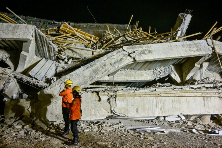 Les secours inspectent le site de l'effondrement d'une école islamique à Sidoarjo, en Indonésie, le 29 septembre 2025 ( AFP / Juni KRISWANTO )