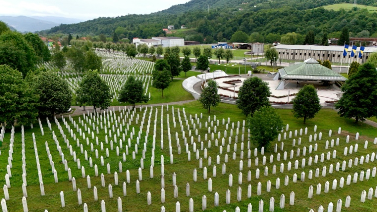 Vue aérienne du cimetière commémoratif de Srebrenica-Potocari, le 16 mai 2024 ( AFP / RUSMIR SMAJILHODZIC )