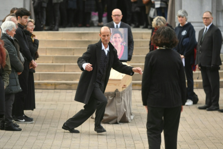 Le compagnon d'Agnès Lassalle, Stéphane Voirin, danse près du cercueil de l'enseignante poignardée dans sa salle de classe, le 3 mars 2003 lors des obsèques célébrées à Biarritz ( AFP / GAIZKA IROZ )