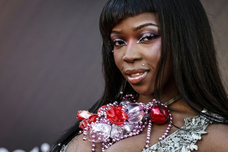 La chanteuse et rappeuse franco-congolaise Theodora à son arrivée à la 4e édition des Flammes à la Seine Musicale, à Boulogne-Billancourt, dans les Hauts-de-Seine, le 23 avril 2026 ( AFP / SIMON WOHLFAHRT )