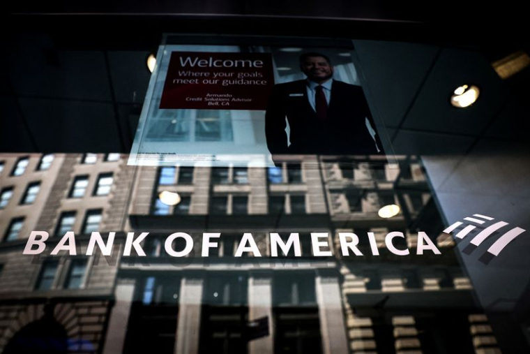 Le logo de la Bank of America est visible à l'entrée d'un centre financier de la Bank of America à New York