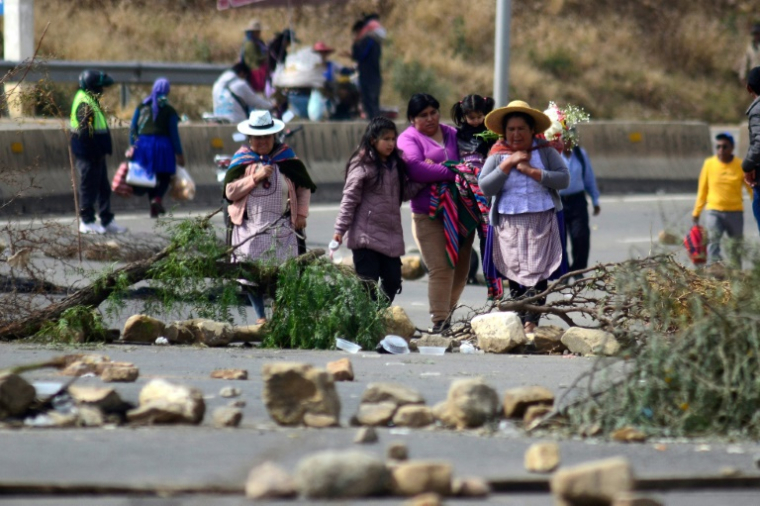 Un barrage sur une route près de Cochabamba, en Bolivie, le 10 juin 2025 ( AFP / Fernando CARTAGENA )