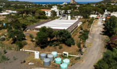 TVue aérienne des réservoirs d'eau potable et d'eau de mer près de l'usine de dessalement sur l'île de Vulcano, dans l'archipel des Éoliennes, au large de la Sicile, le 9 juillet 2026 ( AFP / Marco Bertorello )