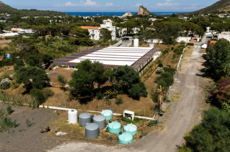 TVue aérienne des réservoirs d'eau potable et d'eau de mer près de l'usine de dessalement sur l'île de Vulcano, dans l'archipel des Éoliennes, au large de la Sicile, le 9 juillet 2026 ( AFP / Marco Bertorello )