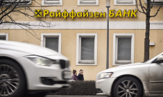 Une agence de la banque Raiffeisen à Moscou, en Russie. ( AFP / ALEXANDER NEMENOV )