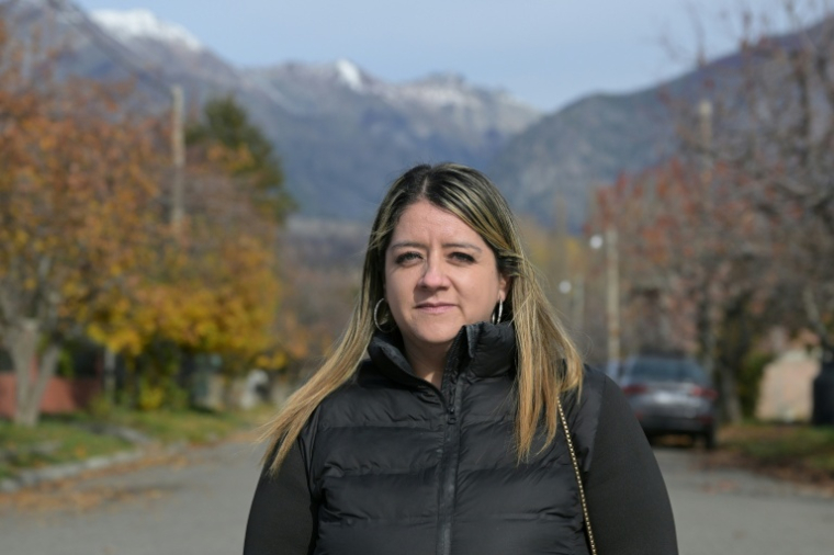 Mailen Valle  près de la maison de sa mère à Epuyen, dans la province de Chubut, en Argentine, le 9 mai 2026, où l'épidémie d'hantavirus de 2018-2019 a tué 11 personnes, dont son père et ses deux sœurs ( AFP / JUAN MABROMATA )