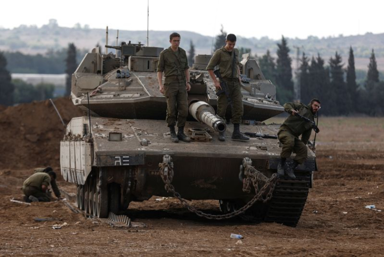 Des soldats israéliens sur un char près de la frontière entre Israël et Gaza
