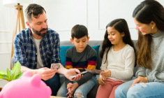 Entre 10 et 12 ans, 48% des petits garçons touchent de l'argent de poche… contre seulement 40% des filles ! (Crédits photo : Adobe Stock -  )