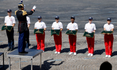 De jeunes engagés du SNU, à Paris, le 14 juillet 2023 ( AFP / LUDOVIC MARIN )