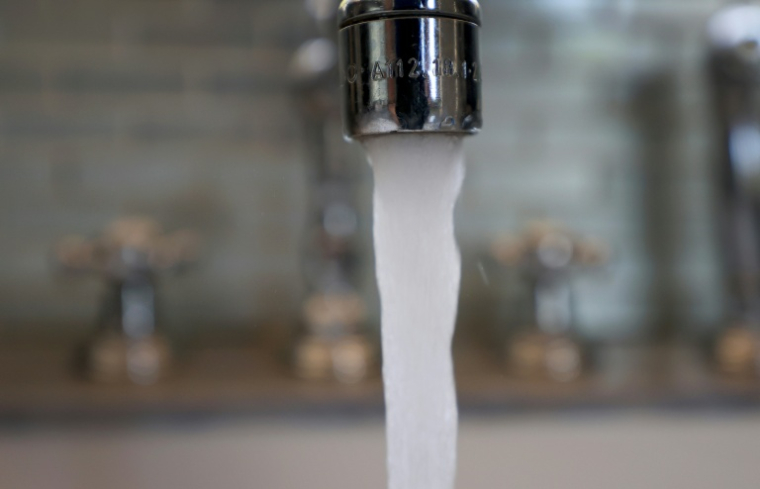Près de 48% de la population française vivait dans des collectivités où l'eau était gérée en régie publique en 2023  ( GETTY IMAGES NORTH AMERICA / JOE RAEDLE )