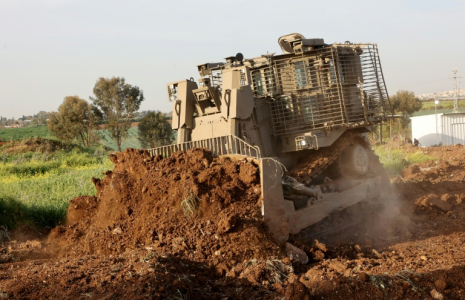 Un bulldozer D9 sans conducteur laboure un champ lors d'une présentation à la presse au siège d'Israel Aerospace Industries (IAI) près de Tel Aviv, le 26 mars 2025 ( AFP / GIL COHEN-MAGEN )