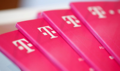 DEUTSCHE TELEKOM RELÈVE SES PERSPECTIVES, DÉPASSE LES ATTENTES AU DEUXIÈME TRIMESTRE
