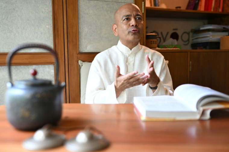 Varun Veer (g), fondateur de Lifeyoga, lors d'un entretien dans son studio de New Delhi, le 19 juin 2026 en Inde ( AFP / Arun SANKAR )