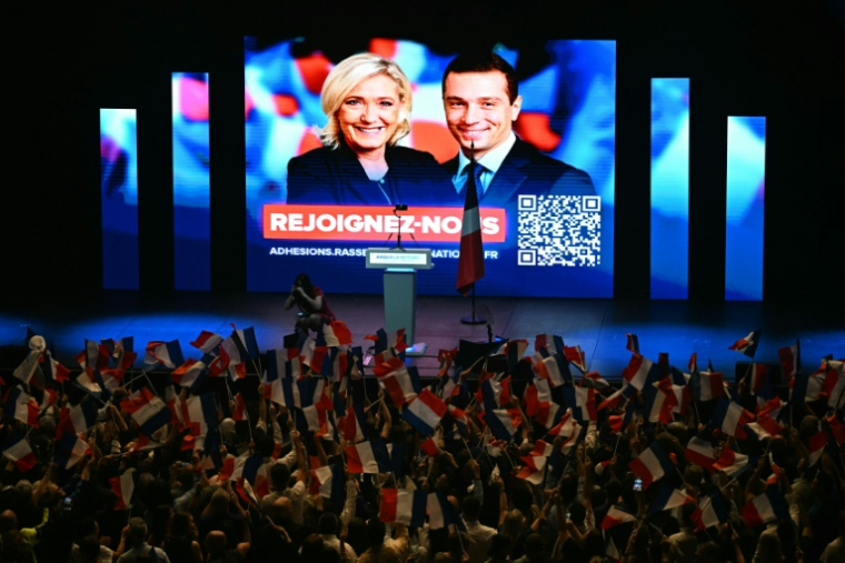 Les portraits de Marine Le Pen et Jordan Bardella à l'occasion de la réunion du 1er mai du Rassemblement national (RN), à Narbonne, le 1er mai 2025 ( AFP / Lionel BONAVENTURE )