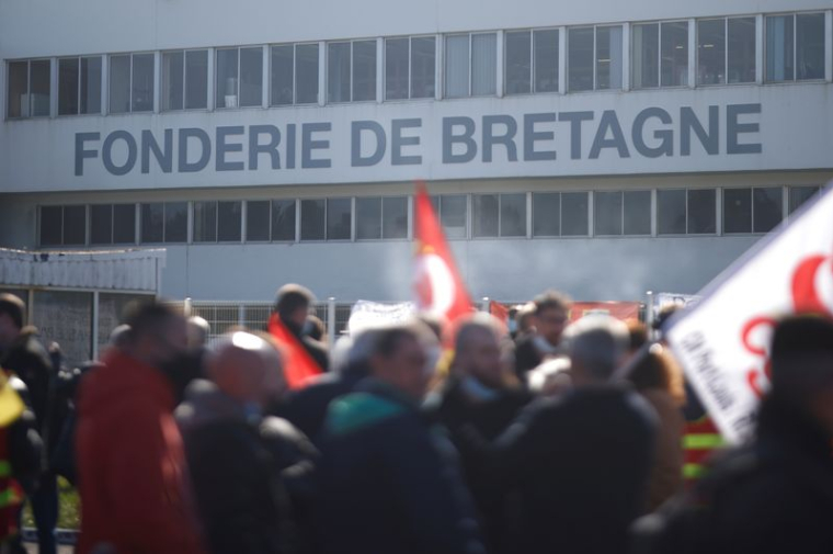 Manifestation devant la Fonderie de Bretagne à Caudan