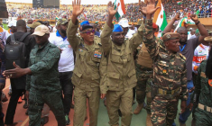 Les Nigériens se rassemblent un mois après le coup d'État pour demander le départ de l'ambassadeur de France