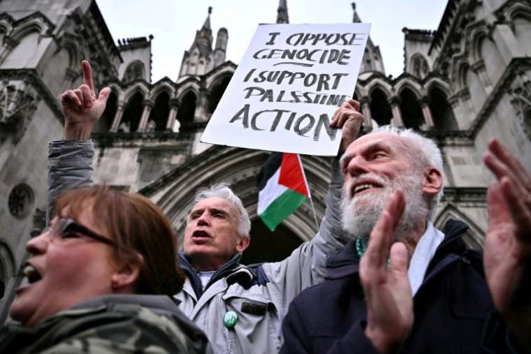 Des manifestants devant la Haute Cour de Londres saluent sa décision concernant Palestine Action le 13 février 2026 à Londres ( AFP / Ben STANSALL )