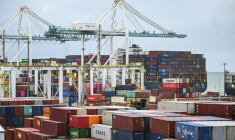 Des conteneurs débarqués d'un cargo au port de Miami, en Floride, le 7 août 2025 aux Etats-Unis ( AFP / CHANDAN KHANNA )