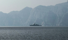 Un navire militaire navigue près du détroit d'Ormuz, le 1er mars 2026 ( AFP / Sahar AL ATTAR )