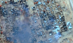 Photographie satellite fournie par Maxar Technologies le 17 avril 2025, montrant des nuages de fumée et des bâtiments incendiés dans le camp de réfugiés de Zamzam, près de la ville assiégée d'El-Facher sans la région soudanaise du Nord Darfour ( Satellite image ©2025 Maxar Technologies / - )