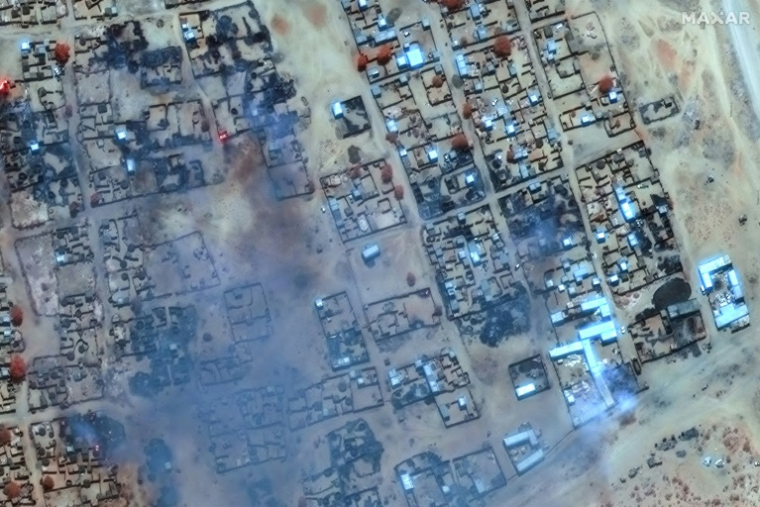 Photographie satellite fournie par Maxar Technologies le 17 avril 2025, montrant des nuages de fumée et des bâtiments incendiés dans le camp de réfugiés de Zamzam, près de la ville assiégée d'El-Facher sans la région soudanaise du Nord Darfour ( Satellite image ©2025 Maxar Technologies / - )
