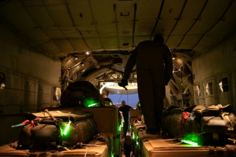 Parachutage d'aide au-dessus de la bande de Gaza. Photo distribuée par l'armée israélienne le 27 juillet 2025 ( Israeli Defence Forces / - )