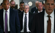 Le cofondateur de Microsoft  Bill Gates (au centre) arrive pour une audition à huis clos devant une commission parlementaire américaine sur l'affaire Epstein, le 10 juin 2026 à Washington ( AFP / Kent NISHIMURA )