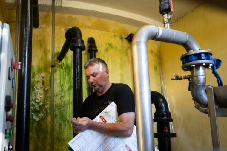 Olivier Masson, cantonnier de Maison-du-Bois-Lièvremont, examine les compteurs d'eau de la commune t, le 9 juillet 2026 ( AFP / SEBASTIEN BOZON )