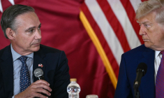 Le PDG de Boeing, Kelly Ortberg, et Donald Trump, à Doha, en mai 2025 ( AFP / BRENDAN SMIALOWSKI )